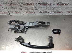 O135393 Gebruikte deurgreep 4deurs links-voor Peugeot 207
