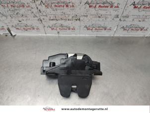 O135395 Gebruikte slotmechaniek achterklep Peugeot 207