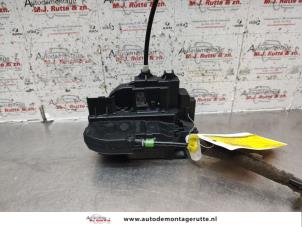 O135614 Gebruikte slotmechaniek portier 2deurs links Nissan Micra