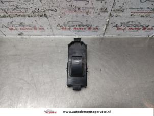 O135747 Gebruikte schakelaar elektrisch raam Daihatsu Sirion