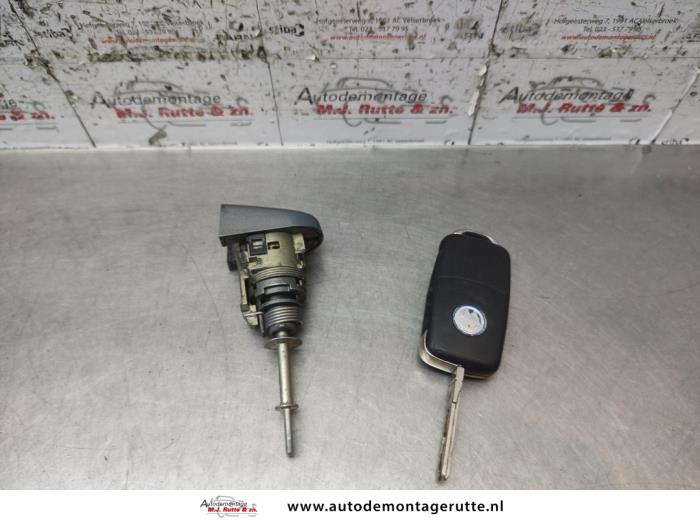 Deurslot Cilinder links van een Volkswagen Touran (1T1/T2) 1.4 16V TSI 140 2006