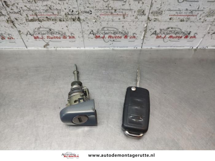 Deurslot Cilinder links van een Volkswagen Touran (1T1/T2) 1.4 16V TSI 140 2006