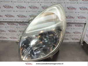 O135817 Gebruikte rechter koplamp Daihatsu Sirion