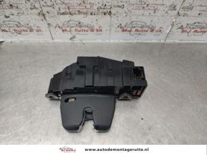O135820 Gebruikte slotmechaniek achterklep Peugeot 207