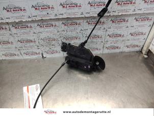 O135890 Gebruikte portierslot mechaniek 4deurs links-voor Peugeot 207