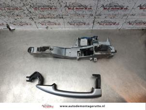 O135896 Gebruikte deurgreep 4deurs links-voor Peugeot 207