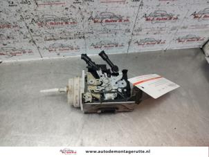 O136062 Gebruikte portierslot mechaniek 4deurs links-voor Audi A4