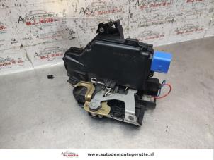 O136078 Gebruikte slotmechaniek portier 4deurs rechts-voor Skoda Fabia