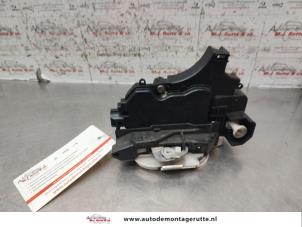 O136124 Gebruikte portierslot mechaniek 4deurs links-voor Mitsubishi Colt
