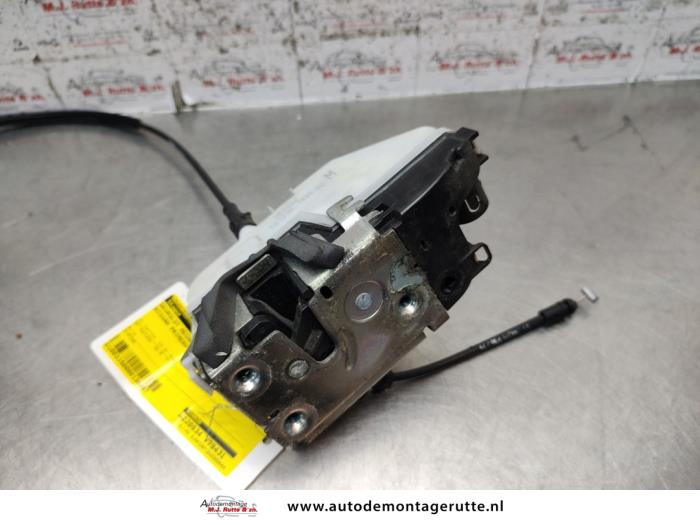 Deurslot Mechaniek 4Deurs rechts-voor van een Nissan Primera (P12) 2.0 16V 2007