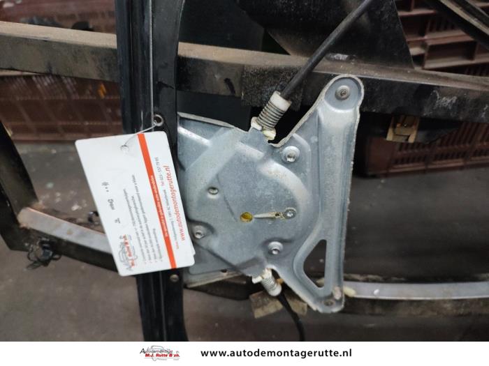 Ruitmechaniek 4Deurs links-voor van een Audi A4 Avant (B5) 1.8 20V 2001
