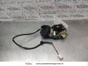 O136518 Gebruikte slotmechaniek portier 4deurs links-achter Mazda Premacy