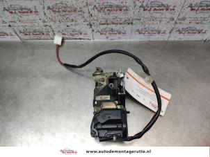 O136520 Gebruikte portierslot mechaniek 4deurs rechts-achter Mazda Premacy