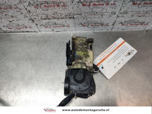 O136521 Gebruikte deurslot mechaniek 4deurs links-voor Mazda Premacy