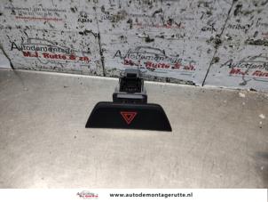 O136657 Gebruikte gevarenlicht schakelaar Toyota IQ