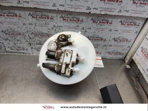 O136664 Gebruikte brandstofpomp elektrisch Toyota IQ