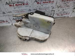 O136675 Gebruikte portierslot mechaniek 2deurs links Volkswagen Polo