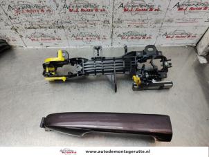 O136702 Gebruikte deurgreep 2deurs links Toyota IQ