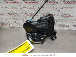 O136708 Gebruikte portierslot mechaniek 2deurs links Toyota IQ