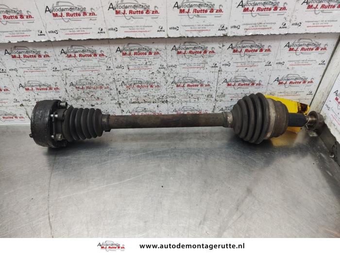 Gebruikte Aandrijfas links-voor Volkswagen Golf O136740