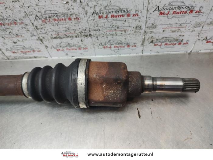 Homokineetas rechts-voor van een Peugeot 207 SW (WE/WU) 1.4 16V Vti 2010