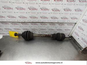 O136780 Gebruikte steekas links-voor Peugeot 307
