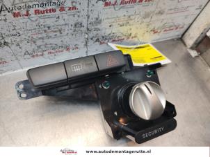 O136823 Gebruikte schakelaar paniekverlichting Toyota Yaris