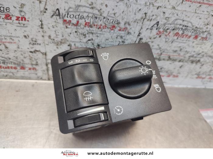 Licht Schakelaar van een Opel Astra G Caravan (F35) 1.6 16V 2001