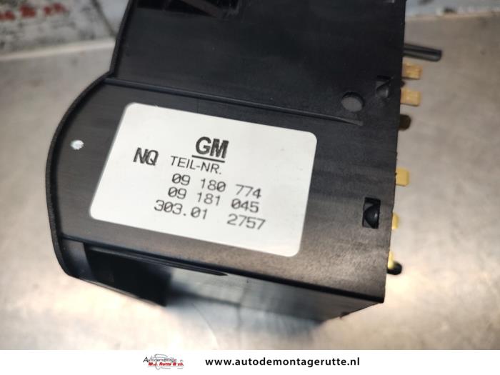 Licht Schakelaar van een Opel Astra G Caravan (F35) 1.6 16V 2001