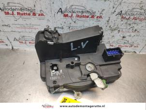 O136868 Gebruikte portierslot mechaniek 4deurs links-voor Opel Meriva