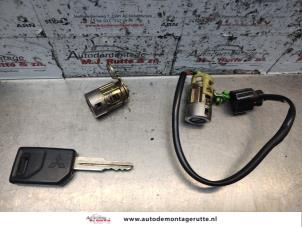 O136873 Gebruikte cilinderslot portier links Mitsubishi Space Wagon