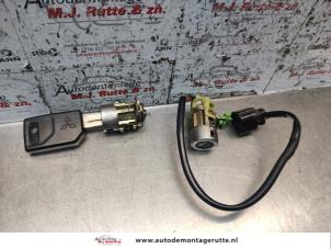 O136874 Gebruikte cilinderslot portier rechts Mitsubishi Space Wagon