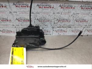 O136974 Gebruikte slotmechaniek portier 2deurs links Renault Clio