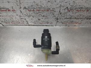 O137008 Gebruikte ruitensproeierpomp voor Opel Corsa