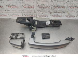O137014 Gebruikte deurgreep 4deurs links-achter Landrover Discovery