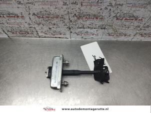 O137024 Gebruikte deurvanger 4deurs rechts-voor Landrover Discovery