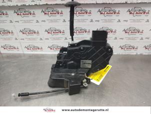 O137032 Gebruikte slotmechaniek portier 4deurs rechts-achter Landrover Discovery