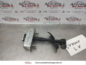 O137039 Gebruikte deurvanger 4deurs links-voor Landrover Discovery