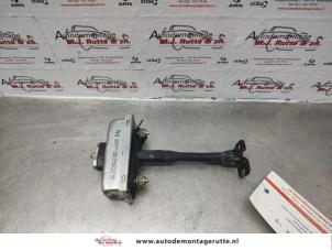 O137041 Gebruikte deurvanger 4deurs links-achter Landrover Discovery