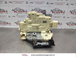 O137105 Gebruikte slotmechaniek portier 4deurs rechts-voor Volkswagen Passat