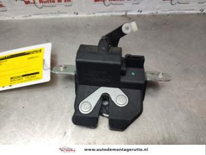 O137267 Gebruikte slotmechaniek achterklep Opel Corsa