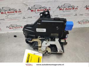 O137277 Gebruikte slotmechaniek portier 4deurs rechts-voor Volkswagen Touran