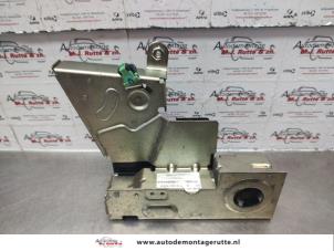 O137329 Gebruikte slotmechaniek achterdeur bus-bestel Ford Connect