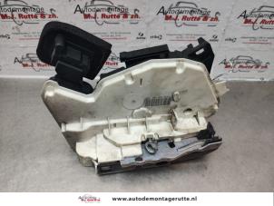 O137364 Gebruikte slotmechaniek portier 4deurs rechts-voor Volkswagen Golf