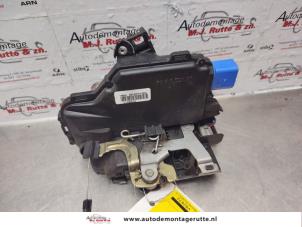 O137437 Gebruikte slotmechaniek portier 4deurs rechts-voor Skoda Fabia