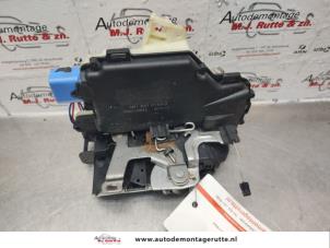 O137438 Gebruikte slotmechaniek portier 4deurs links-voor Skoda Fabia
