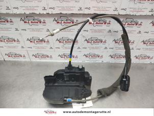 O137592 Gebruikte slotmechaniek portier 4deurs links-achter Nissan Note