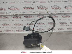 O137593 Gebruikte slotmechaniek portier 4deurs links-voor Nissan Note