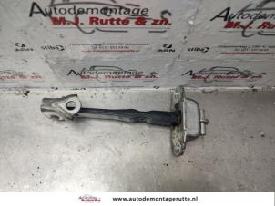 O137793 Gebruikte deurvanger 4deurs rechts-achter Suzuki Alto