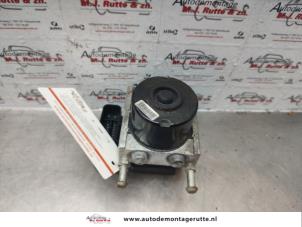 O137800 Gebruikte abs pomp Suzuki Alto